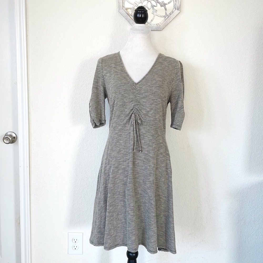 LC Lauren Conrad • Houndstooth Ruched Front V Neck Short Sleeve Midi Dress